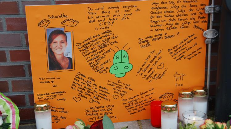Trauer vor dem Feuerwehrhaus in Tornesch: Ein Plakat, Blumen und Kerzen sollen an die 18-jährige Kameradin erinnern.