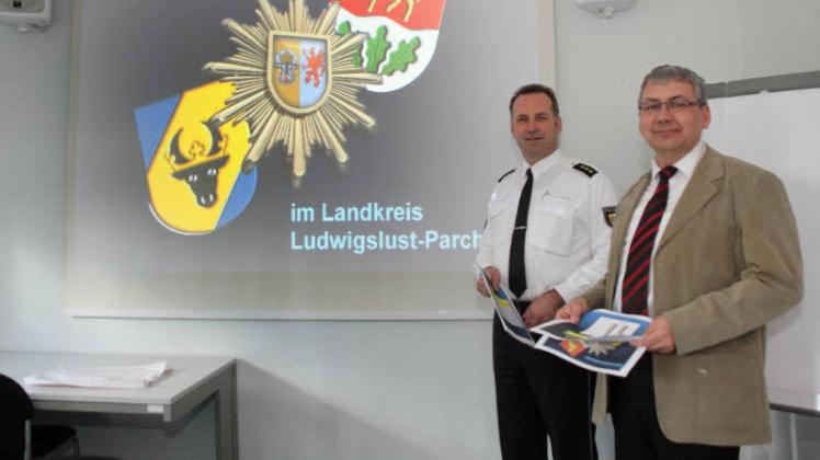 Die Kriminalstatistik der Polizeiinspektion Ludwigslust stellen  Polizeidirektor Hans-Peter Günzel (l.) und der Erste Kriminalhauptkommissar Torsten Paetow (r.) vor.