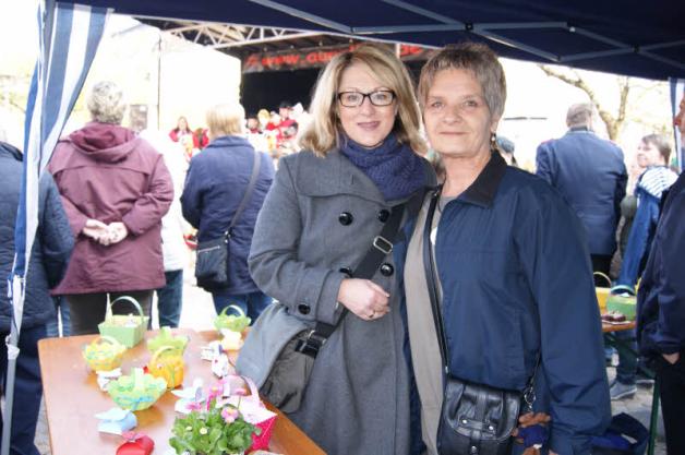 Spontan gebastelt: Monika Rowedder und Dorit Ratthei (r.) verkaufen Osterbasteleien. Spontan gebastelt: Monika Rowedder und Dorit Ratthei (r.) verkaufen Osterbasteleien.
