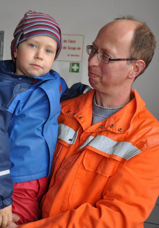 Bernd Evers mit seinem dreijährigen Sohn Steffen als jüngster Müllsammler in Dammfleth. 