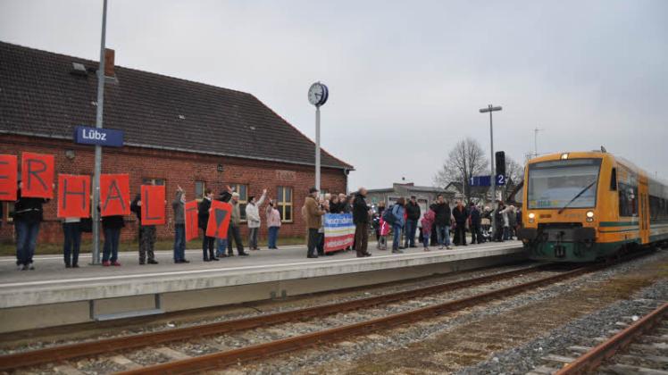 An jedem letzten Freitag im Monat wird auf Bahnhöfen entlang der Südbahnhstrecke demonstriert.   Fotos: Ilja baatz 