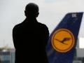 Ein Mann blickt am Flughafen von Frankfurt am Main auf eine Lufthansa-Maschine. Auch Hamburg trifft ab Mittwoch der Streik bei der Fluggesellschaft. 