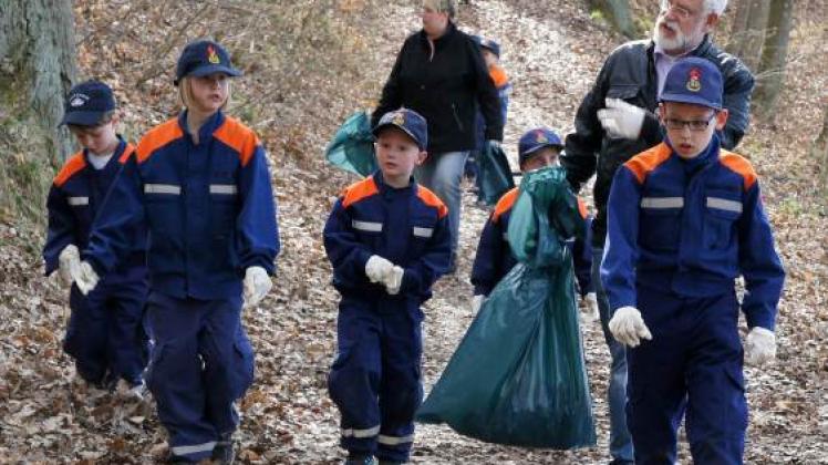 Der Feuerwehrnachwuchs bekam im Vorjahr beim Müllsammeln  Unterstützung von Parchims Bürgermeister.  