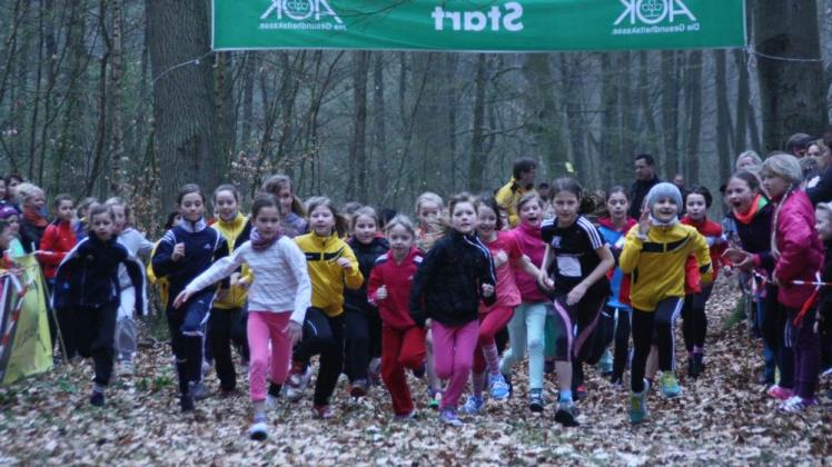 Und ab geht die Post: Nicht weniger als 35 Läuferinnen sorgten in der Altersklasse W9 für ein starkes Teilnehmerfeld. Fotos: jens herklotz 