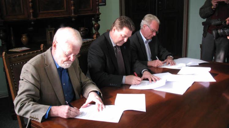 Vertragsunterzeichnung (v. l. n. r.): Dr. Enderlein, Bürgermeister Fred Fischer, Hartmut Schneider. 