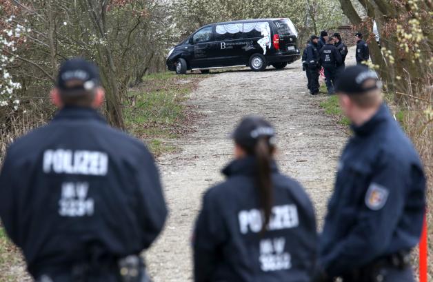 In einem Wäldchen an der Stadtautobahn in Rostock wird die Leiche einer Frau abtransportiert. Das 32-jährige Opfer eines Gewaltverbrechens wurde seit dem 31.03.2014 vermisst.