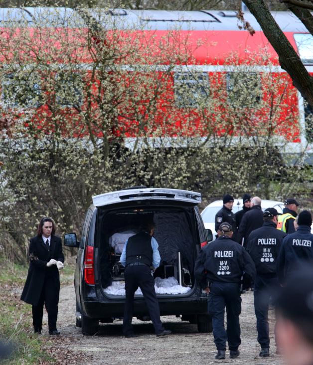 In einem Wäldchen an der Stadtautobahn in Rostock wird die Leiche einer Frau abtransportiert. Das 32-jährige Opfer eines Gewaltverbrechens wurde seit dem 31.03.2014 vermisst. 
