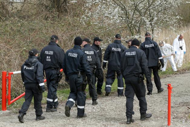 In einem Wäldchen an der Stadtautobahn in Rostock suchen Polizisten am nach Spuren, nachdem die Leiche einer Frau gefunden wurde. Das 32-jährige Opfer eines Gewaltverbrechens wurde seit dem 31.03.2014 vermisst. 