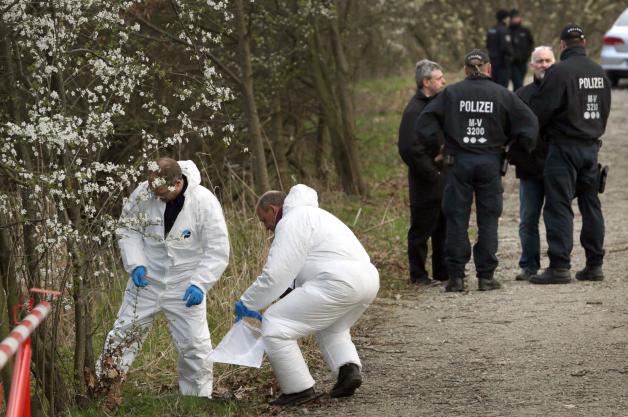 In einem Wäldchen an der Stadtautobahn in Rostock suchen Spezialisten der Polizei  nach Spuren, nachdem dort die Leiche einer Frau gefunden wurde. Das 32-jährige Opfer eines Gewaltverbrechens wurde seit dem 31.03.2014 vermisst.