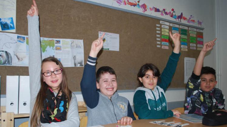 Sie haben sich längst entschieden: Laura Vanessa  (11, von links), Halit (11), Leyla Nur (11) und Zackaria (10)  haben Spaß am Unterricht in der Klasse 5a der Wilhelm-Tanck-Schule.   