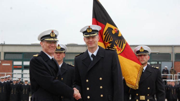 Glückwunsch vor der Truppenfahne: Flottillenadmiral Martens (l.) und Kommandeur Krüger.
