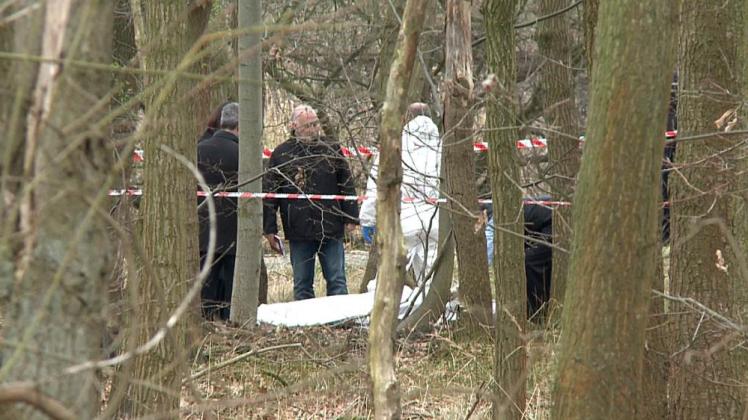 Die Ermittler der Polizei untersuchen den Tatort – ein Wäldchen nahe der Stadtautobahn zwischen Lichtenhagen und Warnemünde.  