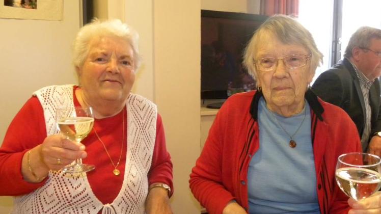 Auch mit 80 und darüber noch voller Lebensfreude: Sventa Kadsewitz (l.) und Grete Boldt.  Fotos: Evelyn Bubber-Menzel (2) 