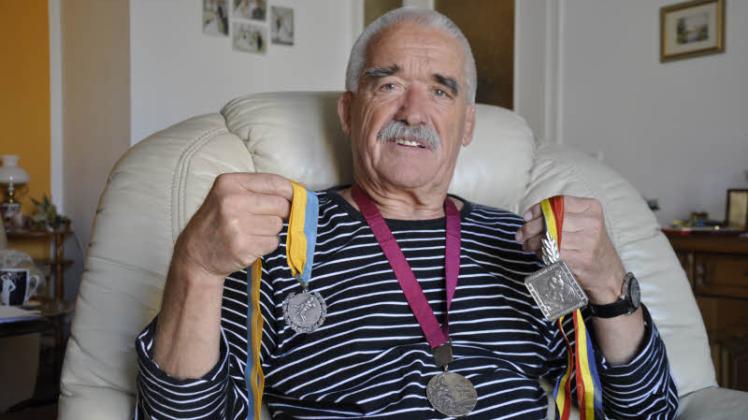 Heute wird er 75: Rudolf Vesper mit den Zeugen seiner größten Erfolge, dem Olympia-Gold von 1968 um den Hals, in den Händen das WM-Silber von Helsingborg 1963 (links) und Bukarest 1967.