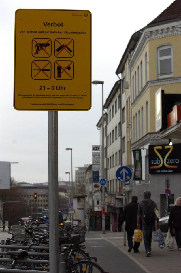 Direkt an der Bergstraße steht das gelbe Verbotsschild in Kiel. 