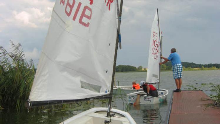 Für Michael Spindler (vorn) und  Klaas Krüger (hier beim Ansegeln 2013) sowie neun weitere Nachwuchssegler beginnt ab Mitte April wieder das Opti-Training auf dem See.  