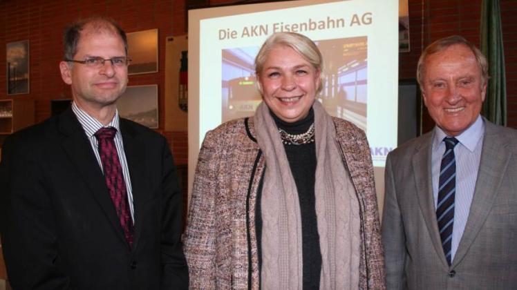 Sie kämpfen für die Elektrifizierung der AKN-Strecke: Wolfgang Seyb (Vorstand AKN, links), Landrätin Jutta Hartwieg und Elleraus Bürgermeister Eckart Urban (SPD).  
