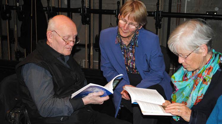 Das Buch fand gleich Leser. Zu ihnen gehörten Manfried Scheithauer, Elisabeth Prüß und Antje Jäckel (v.l.). Das Buch fand gleich Leser. Zu ihnen gehörten Manfried Scheithauer, Elisabeth Prüß und Antje Jäckel (v.l.).