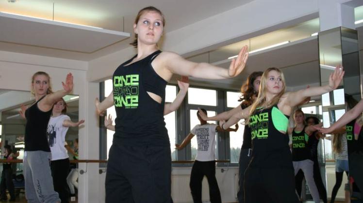 Einmal in der Woche erarbeiten die Tänzer gemeinsam mit der Trainerin neue Choreografien.