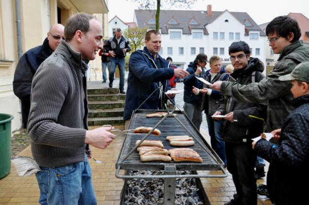 Am Sonnabend, einen Tag vor der Wahlentscheidung, gab es in Bützow den traditionellen Frühjahrsputz. Die beiden Bürgermeisterkandidaten Christian Grüschow (vorne) und Stephan Meyer (hinten) standen Mittags gemeinsam am Grill und „bewirteten“ die fleißen Helfer. Am Sonnabend, einen Tag vor der Wahlentscheidung, gab es in Bützow den traditionellen Frühjahrsputz. Die beiden Bürgermeisterkandidaten Christian Grüschow (vorne) und Stephan Meyer (hinten) standen Mittags gemeinsam am Grill und „bewirteten“ die fleißen Helfer.