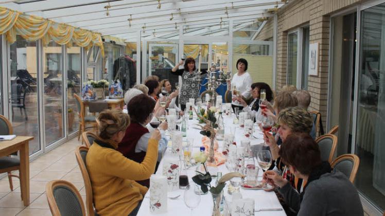 Ein Prosit auf 45 Jahre Frauensportgruppe der SG Ventschow im Eiscafé des Bad Kleiner Restaurants Seeblick. Fotos: Roland Güttler Ein Prosit auf 45 Jahre Frauensportgruppe der SG Ventschow im Eiscafé des Bad Kleiner Restaurants Seeblick. Fotos: Roland Güttler