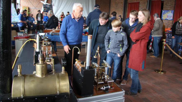 Der Neustädter Andreas Pötz (l.) hat eine Dampfmaschine detailgetreu nachgebaut. Familie Raabe aus dem niedersächsischen Clenze war für die Ausstellung 80 Kilometer weit angereist.  Fotos: Harald Schulz 