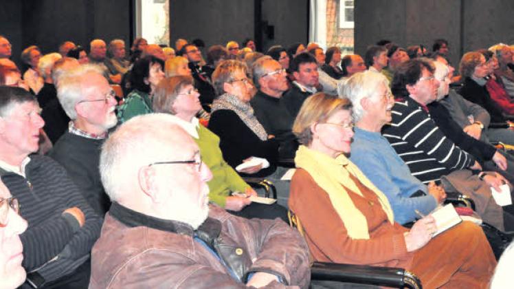 Aufmerksam verfolgten die Teilnehmer des Bürgerforums im Eutiner Kreishaus die Aussagen der Planer zur Landesgartenschau.