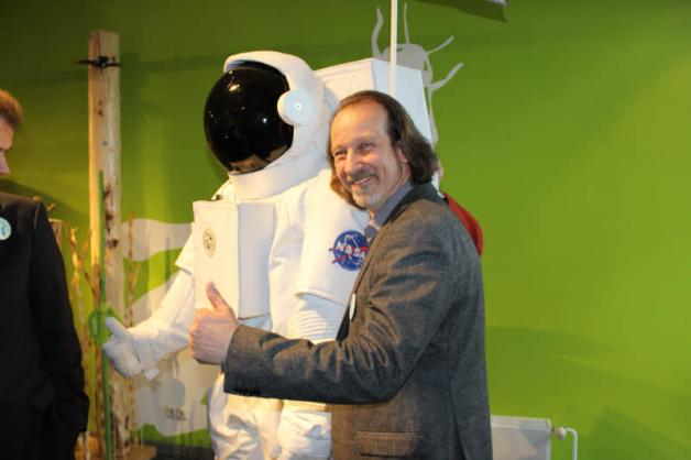 Oliver Gies freut sich über den Astronauten in der Ausstellung. In dieser Figur ist ein Bildschirm, mit dem man einen Blick auf die Erde hat 