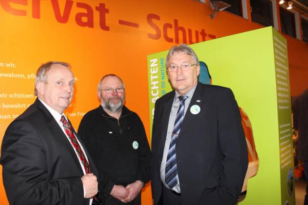 Umweltminister Till Backhaus (l.) mit dem Geschäftsführer des Lebenshilfewerkes Mölln-Hagenow, Hans-Joachim Grätsch (r.), und  Karl-Heinz Finner. 