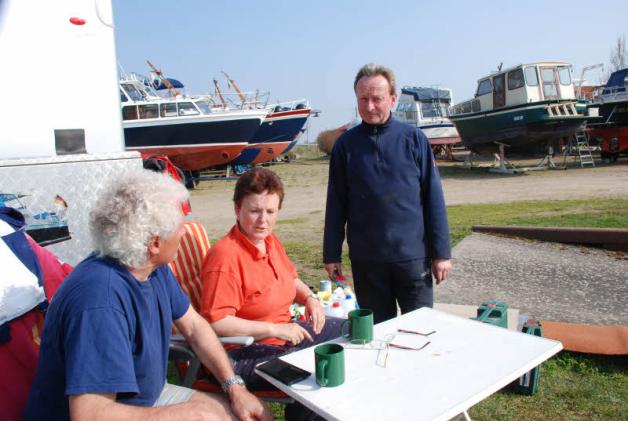 Hafen-Pächter Hans Arendt freut sich mit Marga und Uwe Winkler (v.r.n.l.)  auf die bevorstehende Bootssaison.