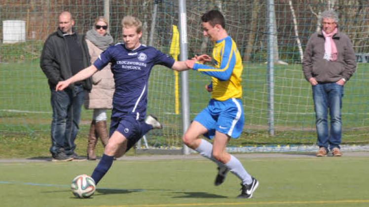 Verbandsliga B-Junioren: Alexander Flohr vom FC Förderkader René Schneider  (links) und  Niklas Broman von der C I des FC Hansa gingen diesmal leer aus.  