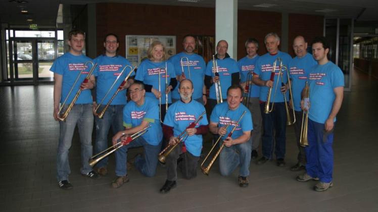 Die Teilnehmer des internationalen Trompetenbaukurses um Musikinstrumentenbaumeister Michael Münkwitz (vorn, 1.v.r.)  
