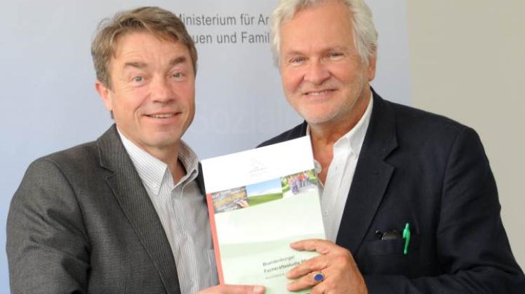 Professor Johann Behrens (rechts) bei der Übergabe der Studie mit  Arbeitsminister Günter Baaske (SPD). 