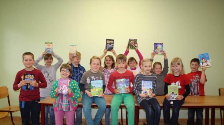 Hier sind unsere Lieblingsbücher: Die Teilnehmerinnen beim diesjährigen Lesewettbewerb.  Fotos: Manuela Kuhlmann 