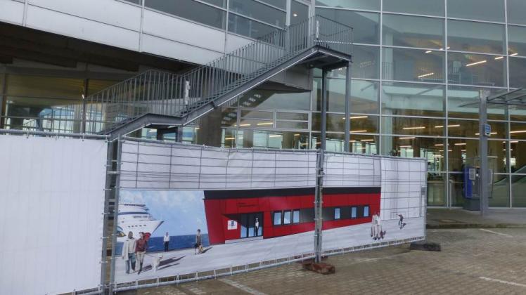 Hier wird gebaut: An das Terminalgebäude des Ostseekais wird die neue Seafarers’ Lounge “angedockt“.  