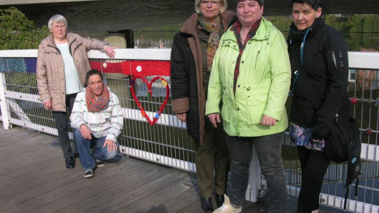 Sie stricken weiter: Karin Meyn-Bert, Anja Lüdecke, Uta Knierim, Brigitte Scheja und Martina Wohlfeil (von links) gehören zu der interkulturellen Handarbeitsgruppe. 