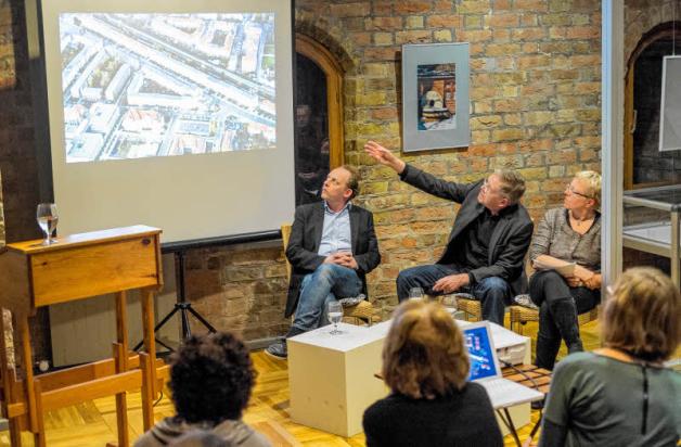 Im Kröpeliner Tor nahmen Autor Ulrich Kunze (l.) und Fotograf Reimer Wulf im Podium Platz. Hinstorff-Chefin Eva Maria Buchholz moderierte den Abend, an dem die Besucher viel Spannendes über Luftbildfotografie und Städtebau erfuhren. Im Kröpeliner Tor nahmen Autor Ulrich Kunze (l.) und Fotograf Reimer Wulf im Podium Platz. Hinstorff-Chefin Eva Maria Buchholz moderierte den Abend, an dem die Besucher viel Spannendes über Luftbildfotografie und Städtebau erfuhren.