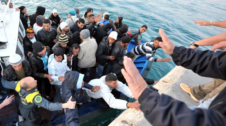 Flüchtlinge stehen dicht gedrängt auf einem Flüchtlingsboot.