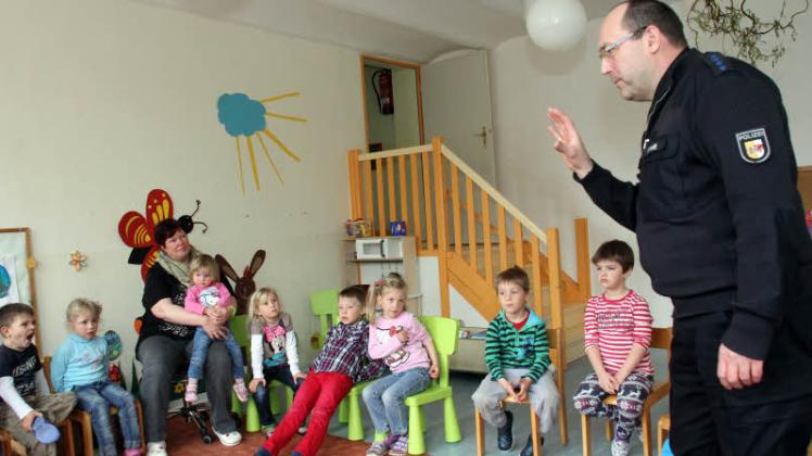 Präventionsbeamter Ralf-Theo Mundt erklärt den Kindern im Techentiner „Zwergenland“ das Verhalten Fremden gegenüber. Wenn ein Fremder zu dicht kommt: Die Hand hoch zur Abwehr und laut schreien „STOP“ und wegrennen. 