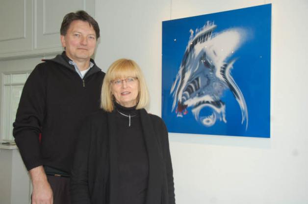 Wolfgang und Petra Weiss vor der Fotografie der Sylt Fähre.  