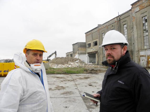 Günter Elie (l.) und Toralf Meyer im Gespräch auf dem Abrissgelände. Günter Elie (l.) und Toralf Meyer im Gespräch auf dem Abrissgelände.