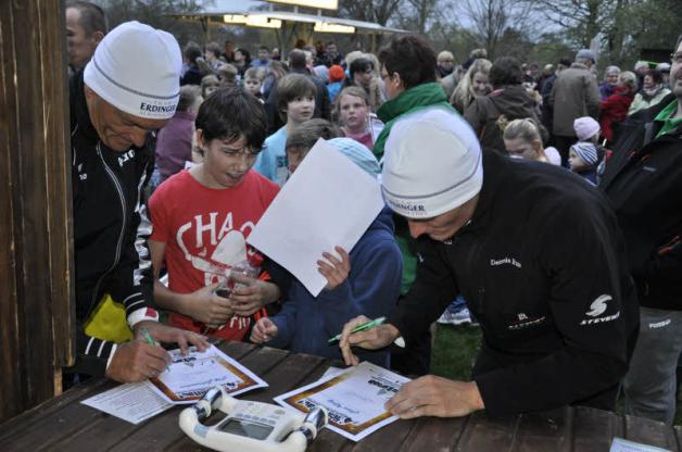 Die Extremsportler Michael (l.) und Dennis Kruse (r.) liefen mit und verteilten anschließend Autogramme an die jugendlichen Läufer.