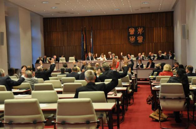 19.44 Uhr: Die Mehrheit im Landtag stimmt gegen den Gruppenantrag.  