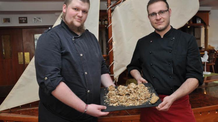 Einmal probieren? Die jungen Köche Thomas Walter Krause (l.) und Tobias Schwarz sind mit ihrer Kreation zufrieden. Vorn rechts liegt das Muster für ihren Sternberger Kuchen.  Fotos: rüdiger rump 