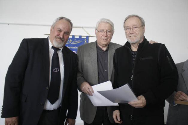 Klaus Möller (l.) und Gerhard Lau übergeben  Gründungsmitglied Hans-Jürgen Kroczek  (r.) eine Ehrenurkunde und Medaille.