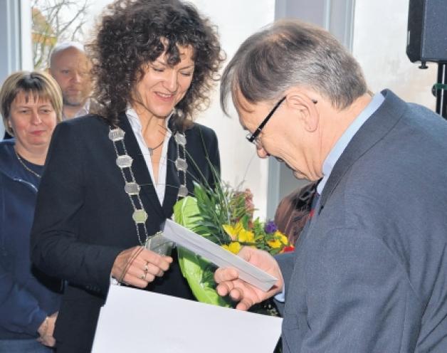 Sein großer  Moment: Schenefelds Bürgermeisterin Christiane Küchenhof überreichte DLRG-Ortsvereinschef  Heinz Otto den Ehrenpreis der Stadt.  