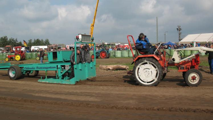 Traktor-Pulling: Udo Scheibel hollte sich den Sieg in der Klasse 2 der Oldtimer.  Fotos: Doris Ritzka 