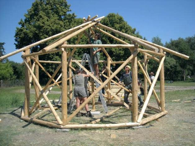 Dieses Rohbau-Foto eines kleinen Pavillons veranschaulicht das bewährte Mandala-Konstruktionsprinzip.
