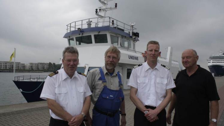 Neues Schiff, bekannter Name: Bernd Lohmann, Maschinist Jörg Schweder, Thomas und Detlev Brandt (v. l.) stehen für Ausfahrten bereit. 