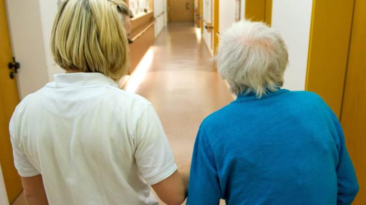 Pflegt man Angehörige zu Hause oder werden sie besser im Heim betreut? Für viele Schweriner eine Gewissensfrage. Im Stadthaus gibt es  Rat im Pflegestützpunkt.  